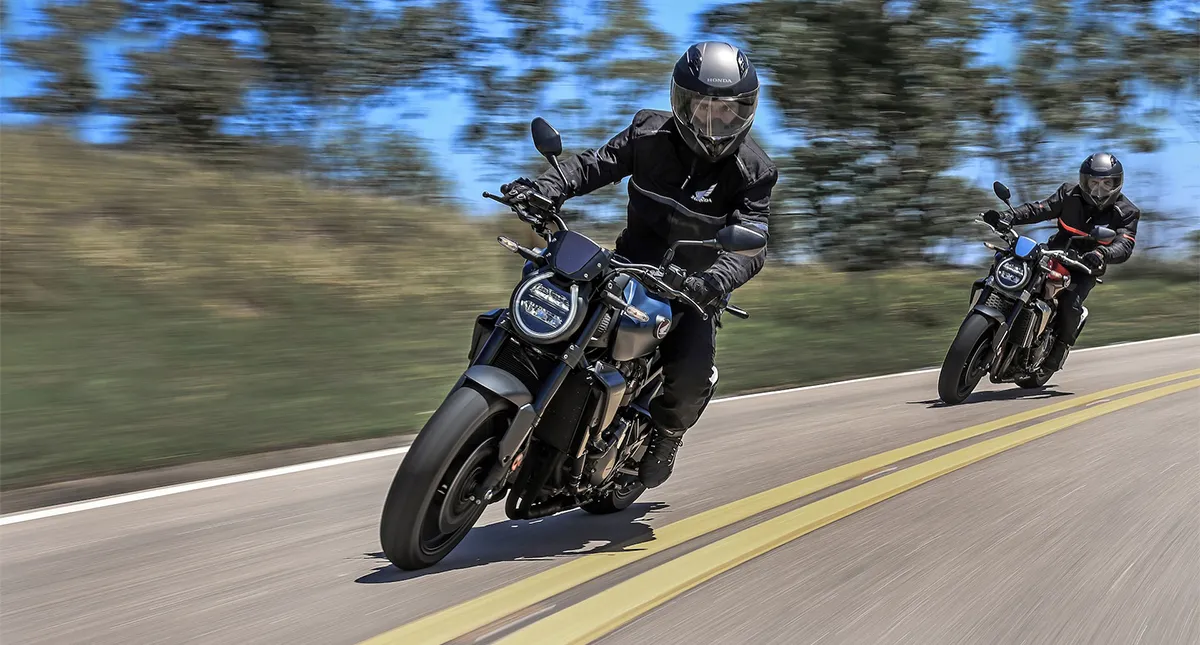 Pilotos em suas motocicletas Honda CB 1000R e CB 1000R Black Edition na estrada