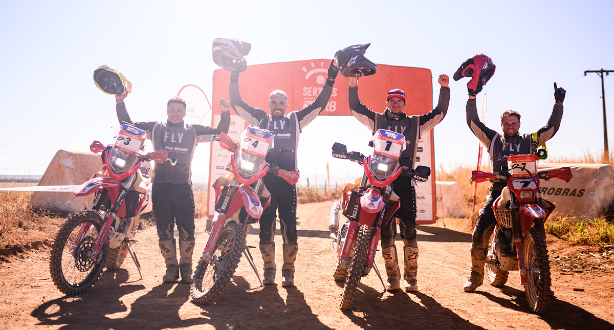 Equipe Honda Racing no Rally dos Sertões 2024 com braços erguidos