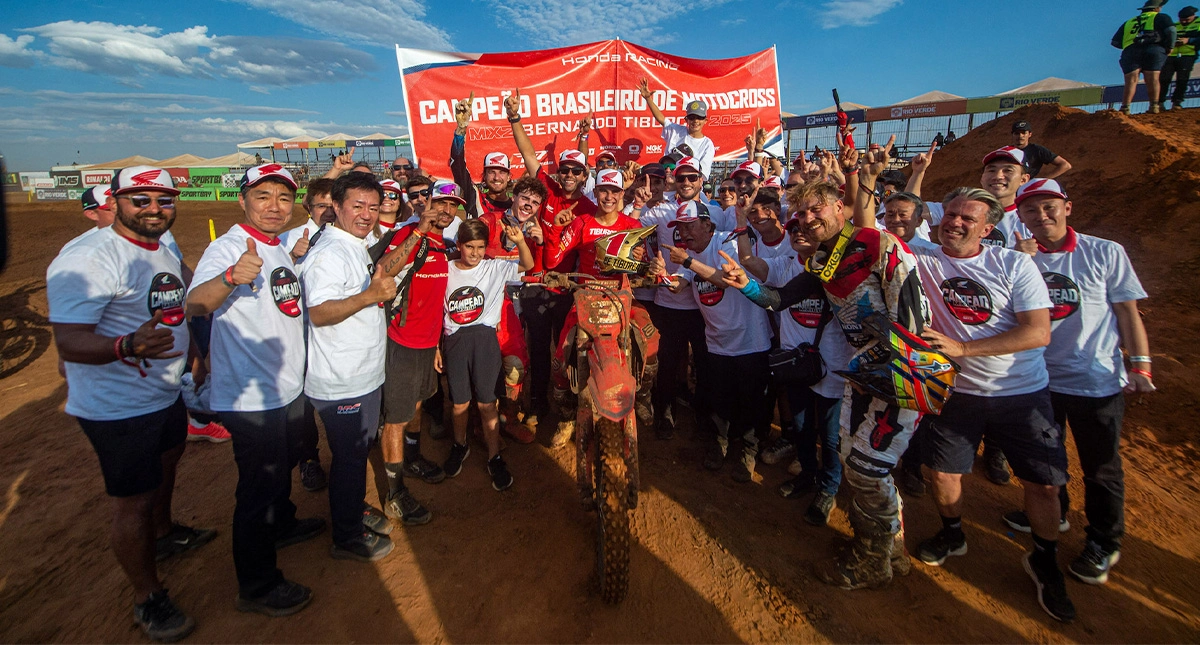 Equipe_HondaRacing_comemora_titulo