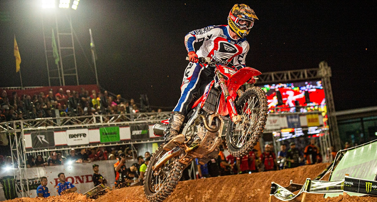 piloto de motocross em corrida noturna
