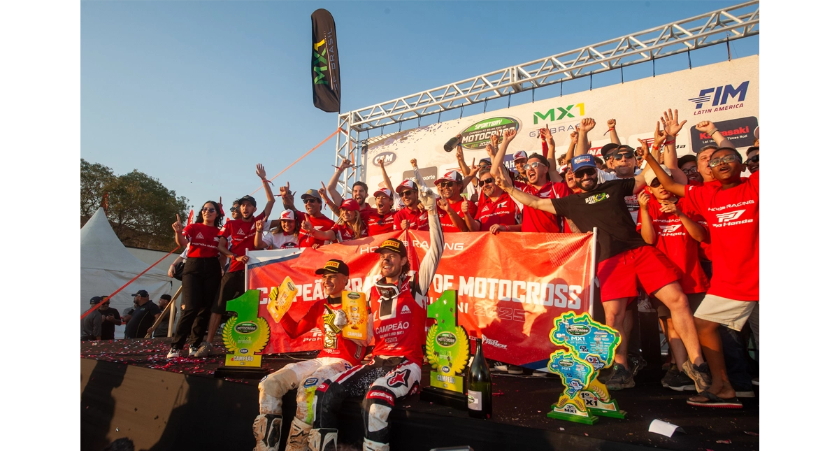 Time Honda Racing comemorando títulos de Campeão Brasileiro de Motocross 2025
