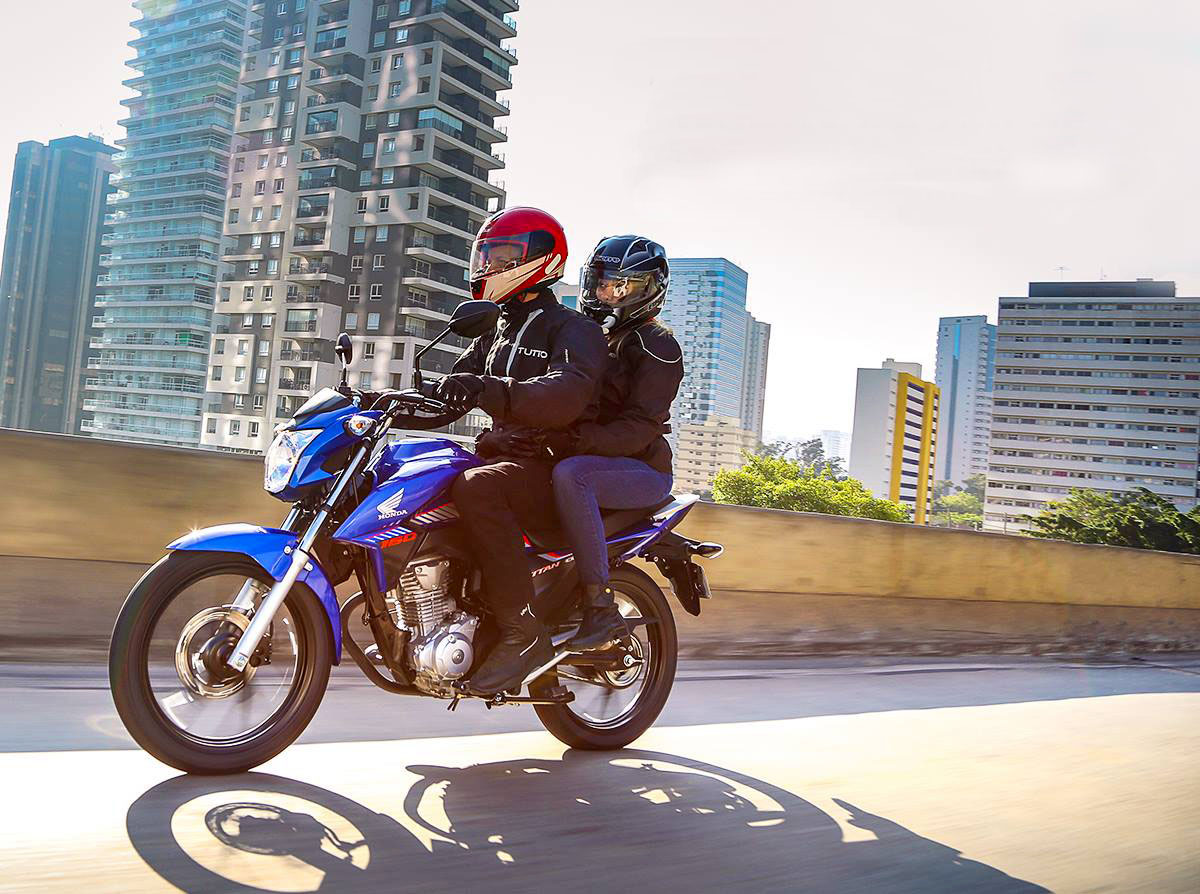 Casal em Moto Honda CG 160 Titan