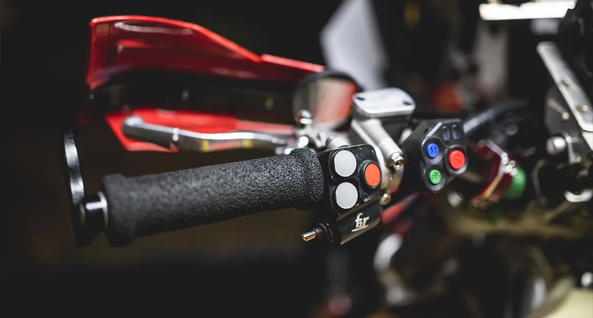 Detalhe do Guidão esquerdo da moto Honda CRF 450RX