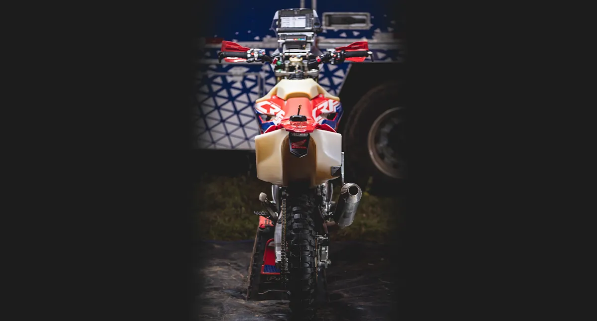 Visão traseira da moto Honda CRF 450 RX
