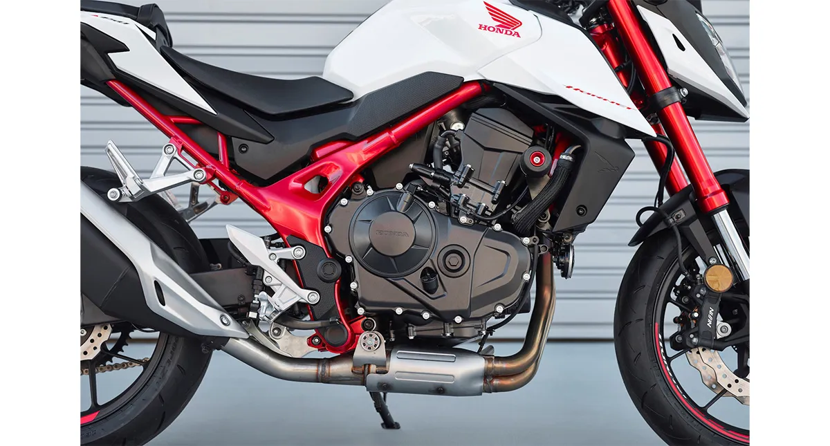 Vista lateral direita da nova moto Honda CB750 Hornet