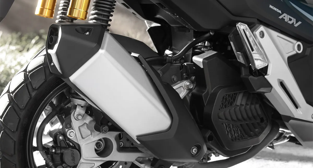Detalhe do Escapamento e Amortecedores Traseiros da Honda ADV