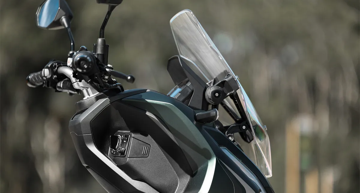 Detalhe do Guidão e Parabrisa da Honda ADV