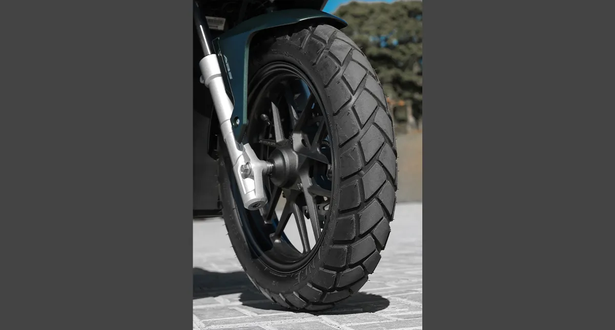 Detalhe da Roda e Pneu Dianteiro da Honda ADV