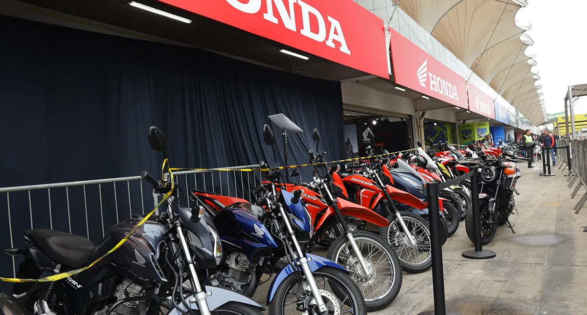Fila de motocicletas Honda expostas no Festival Interlagos 2024