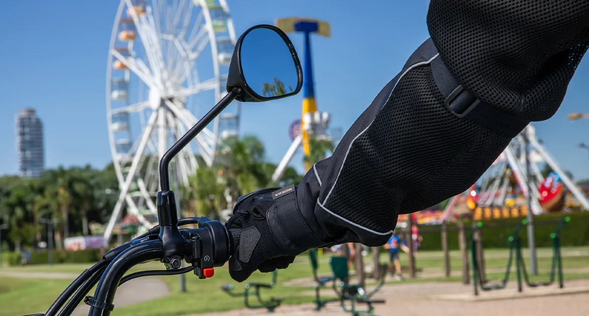 Detalhe Retrovisor de motocicleta Honda