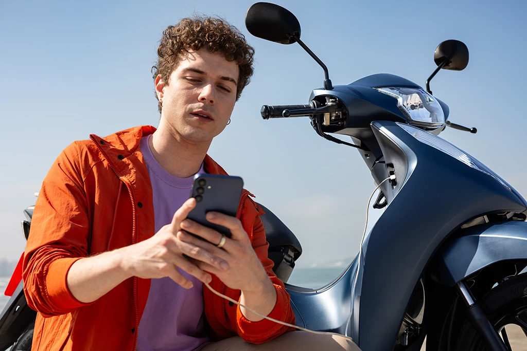 Entrada USB-C da Honda Biz 125