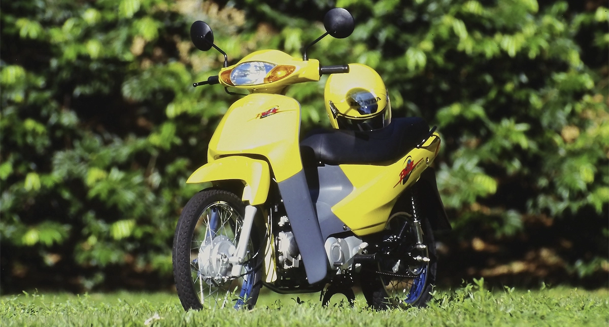 Motocicleta honda biz amarela