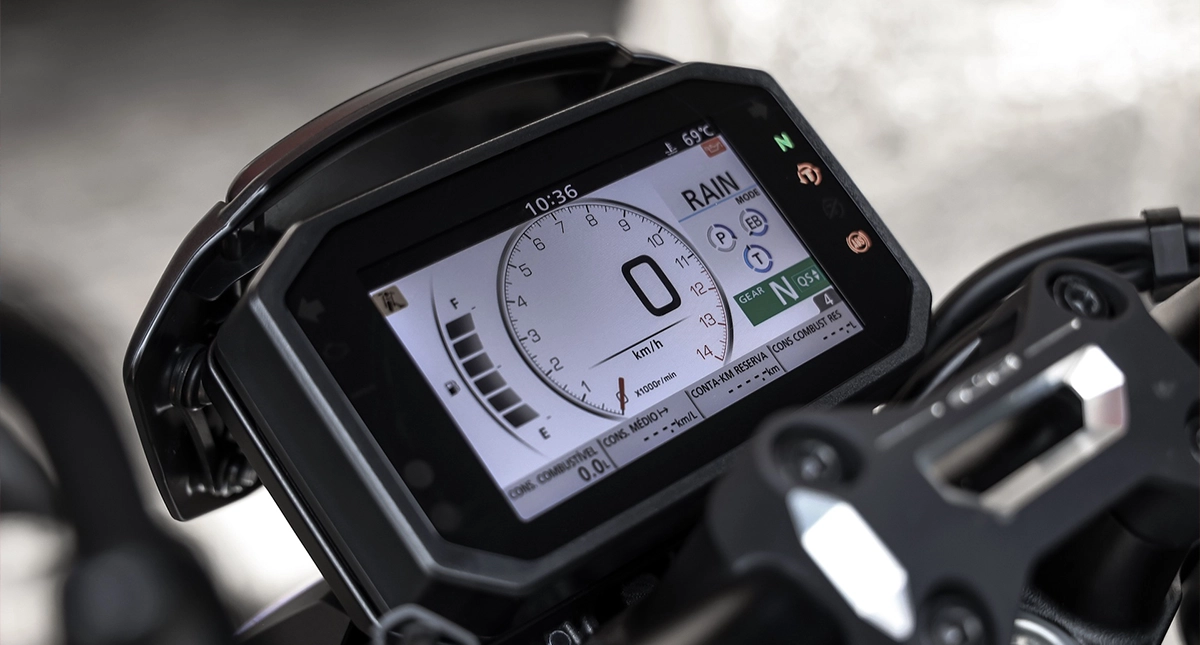 Painel digital da CB 1000R com luz do controle de tração acesa