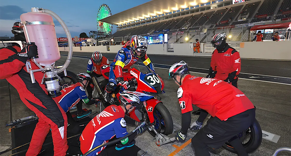 Piloto Johann Zarco no Pit Stop com sua  Honda CBR 1000 RR-R SP Fireblade