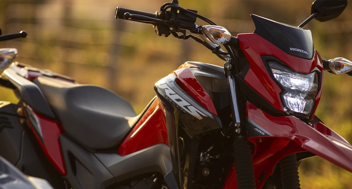 Frente e lateral direita da moto Bros 160 2025 vermelha