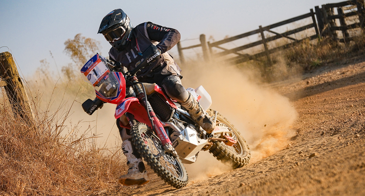 Mason Klein fazendo curva em motocicleta Honda no Rally dos Sertoes 2024