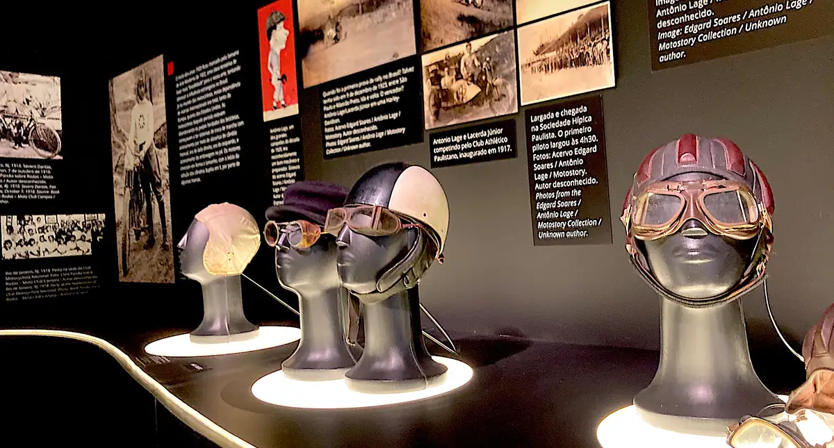  Capacetes e Óculos de Motocicleta Honda em Exibição