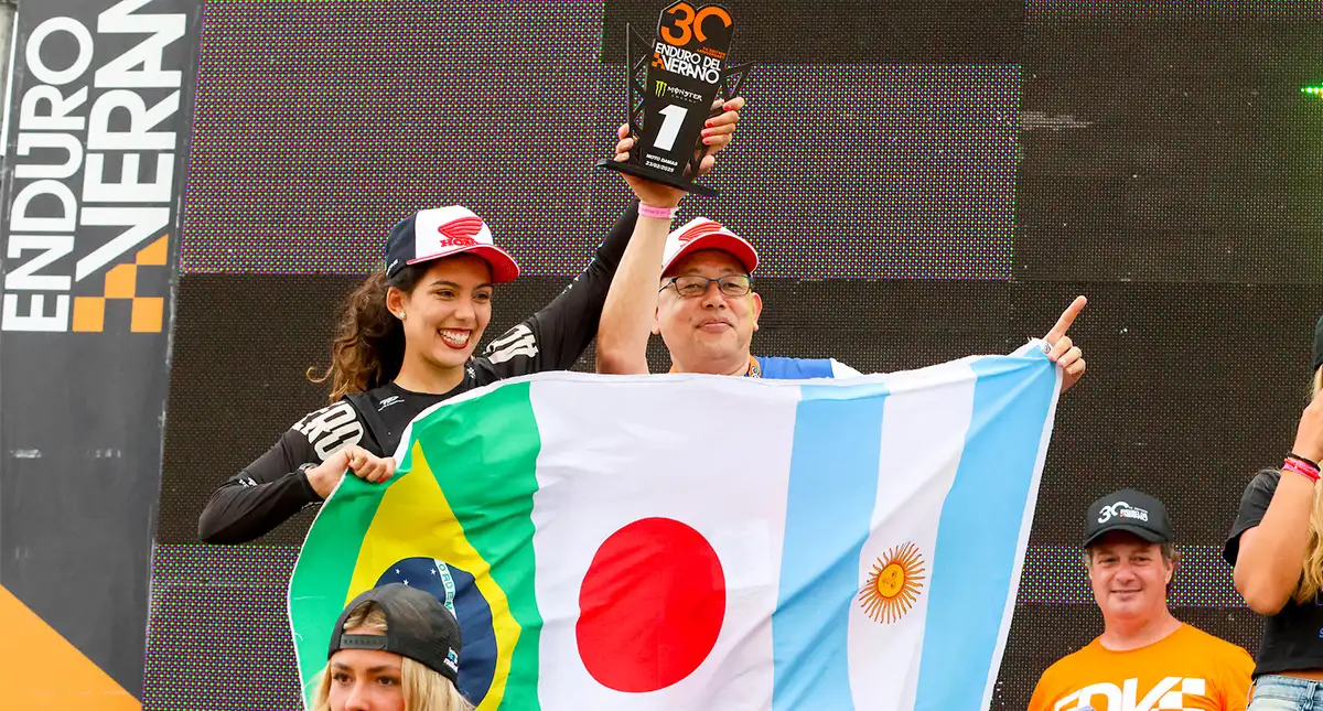Bárbara Neves no pódio do Enduro del Verano 2023 com troféu de campeã