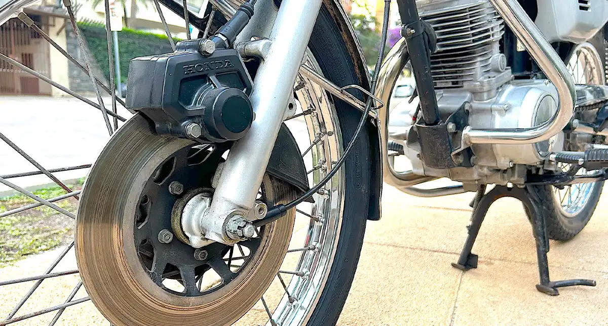 Detalhe do motor da Honda 125 ML, com foco em componentes específicos