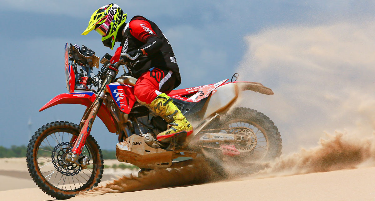 Piloto da Honda, vencedor Martin Duplessis no Rally RN 1500