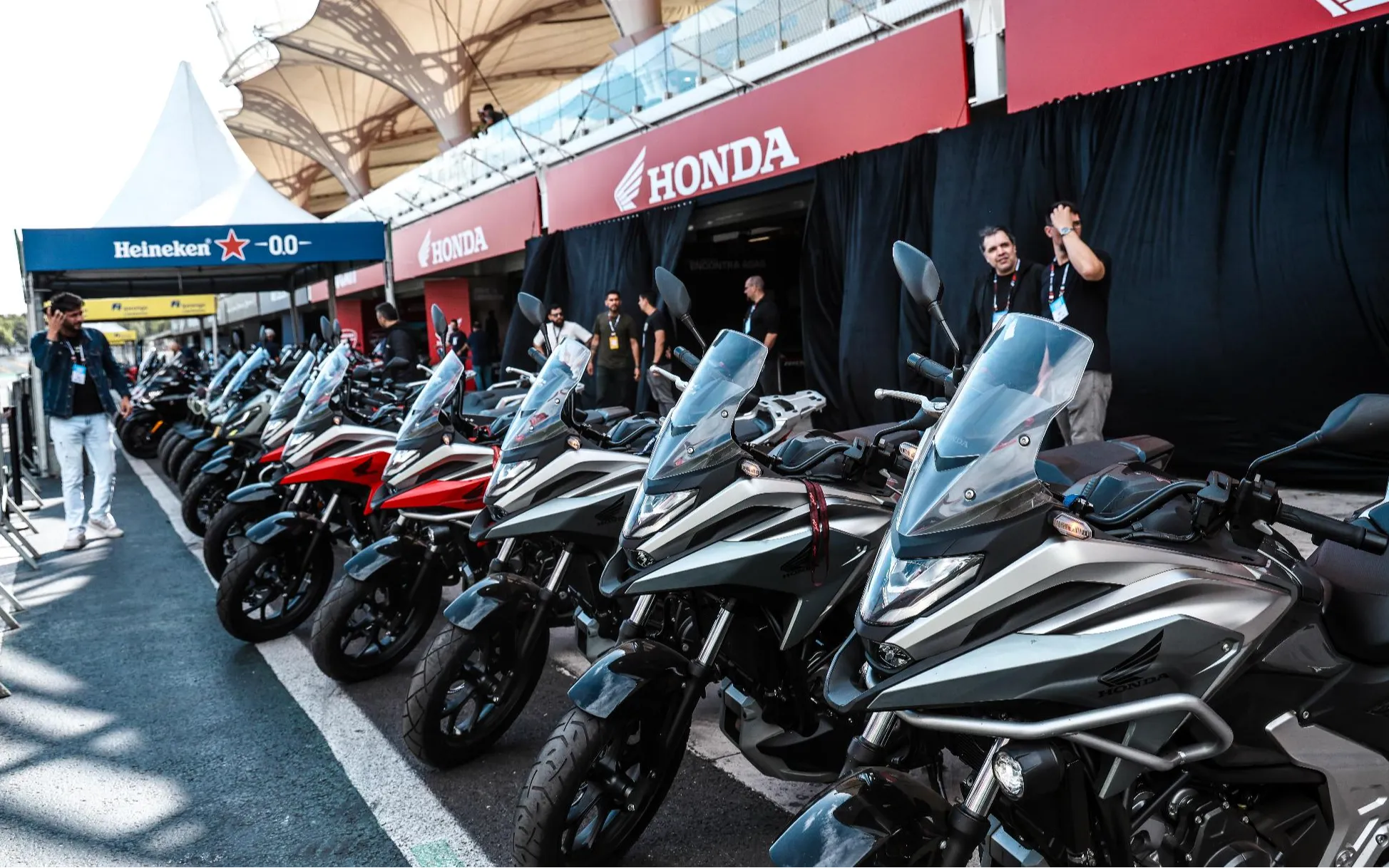 Motociletas Honda sendo exposta no festival