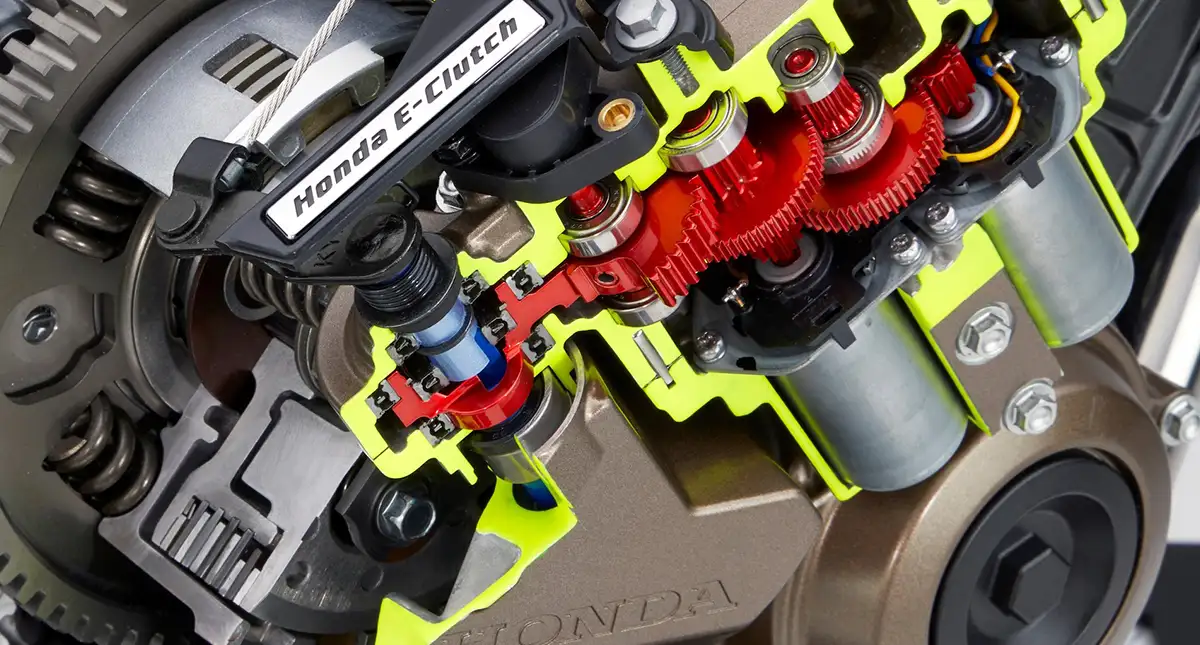 Close-up do sistema Honda E-Clutch, mostrando os motores elétricos e componentes internos que automatizam o acionamento da embreagem.