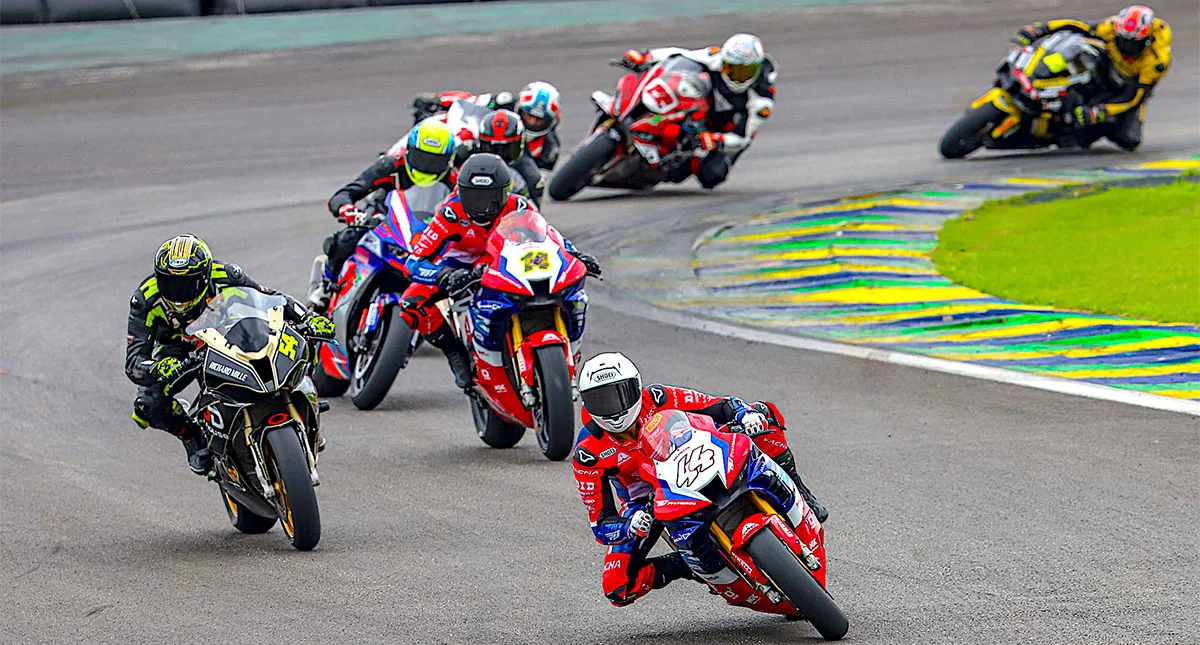 Piloto Honda Gui Brito lidera corrida de motocicleta no Superbike 2025