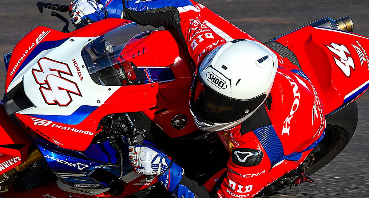 Piloto Honda Gui Brito lidera corrida de motocicletas no Superbike 2025