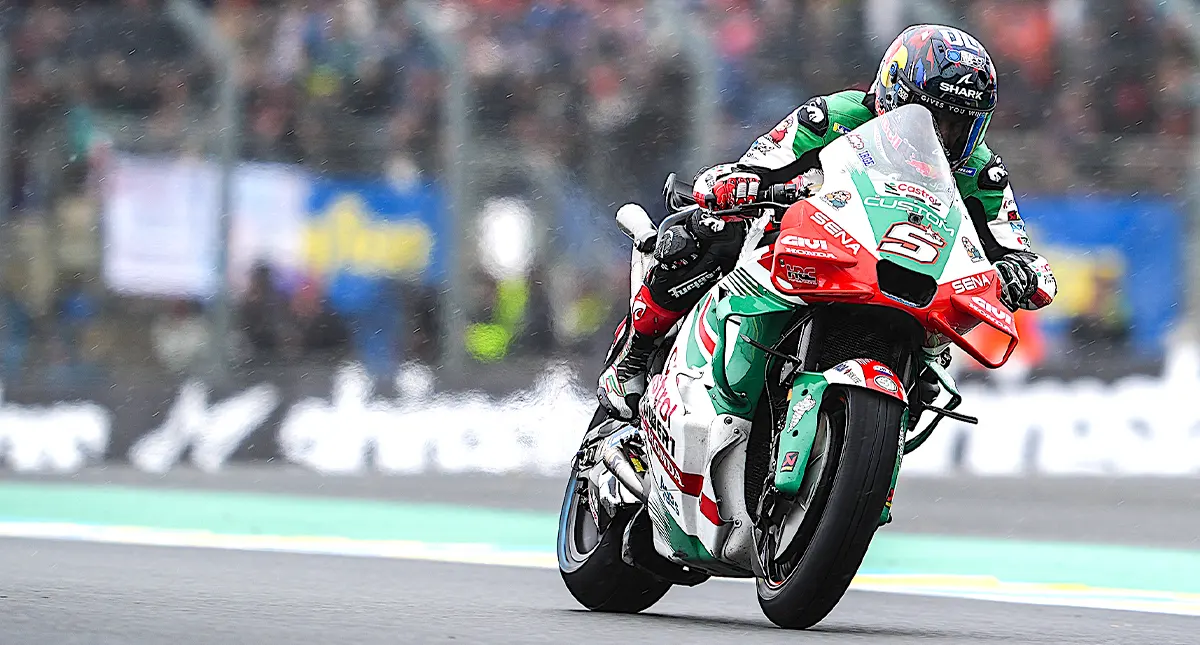 Piloto Honda Johann Zarco na pista do campeonato mundial de motovelocidade