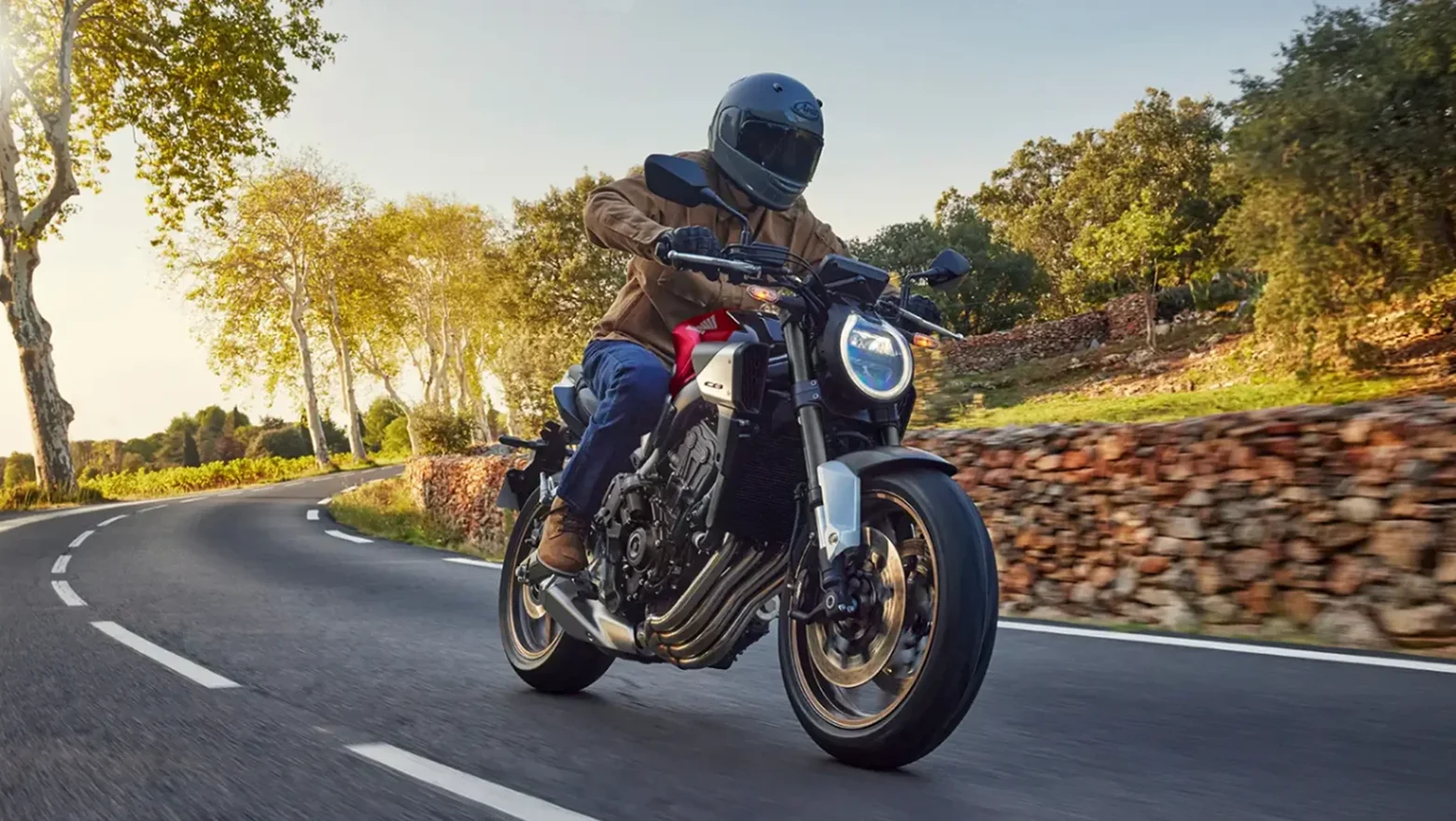 Piloto Andando Em Uma Honda CB650R