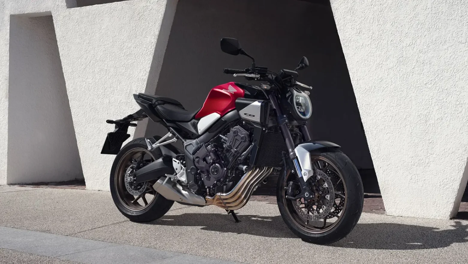 Honda CB 650R Estacionada Com Arquitetura ao Fundo
