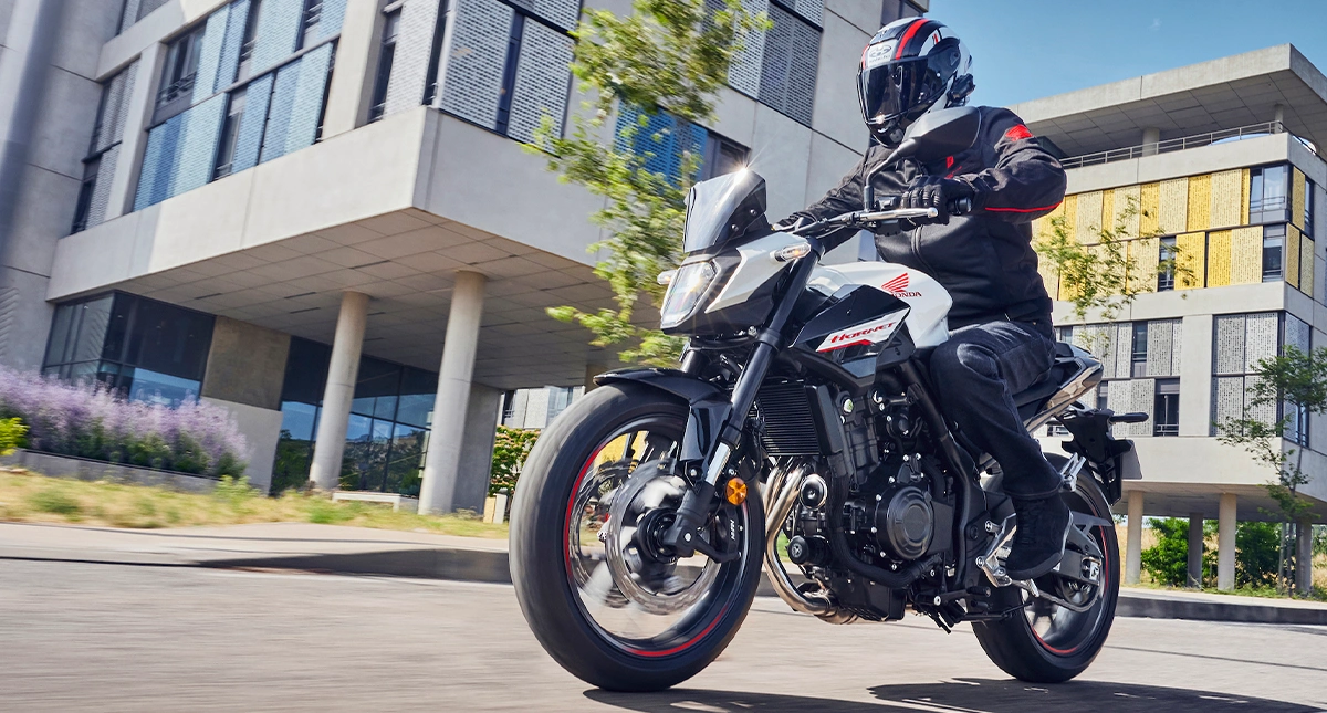 Homem pilotando Honda CB 500 Hornet