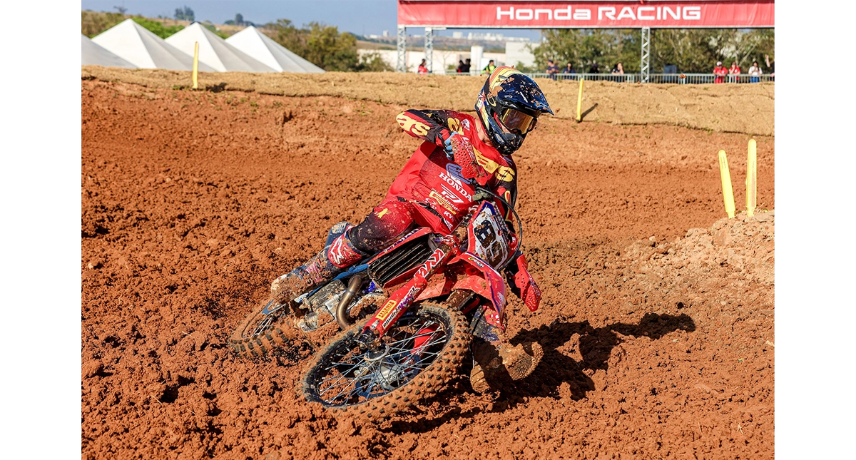 jeremy-van-horebeek-fazendo-manobra-de-motocross-em-uma-honda-crf-450r-na-lama