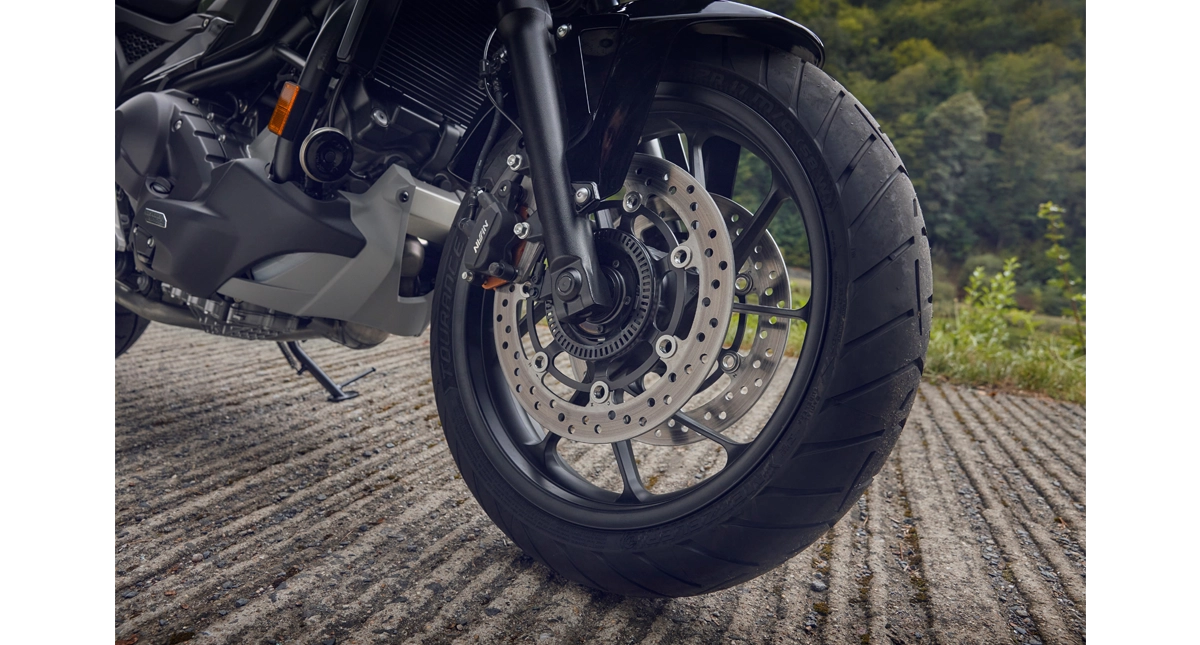 Close na roda dianteira da moto Honda