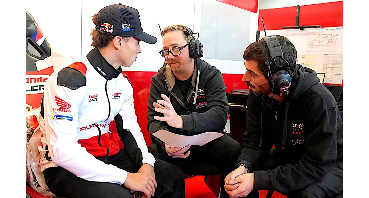 Piloto dentro do box ouvindo instruções