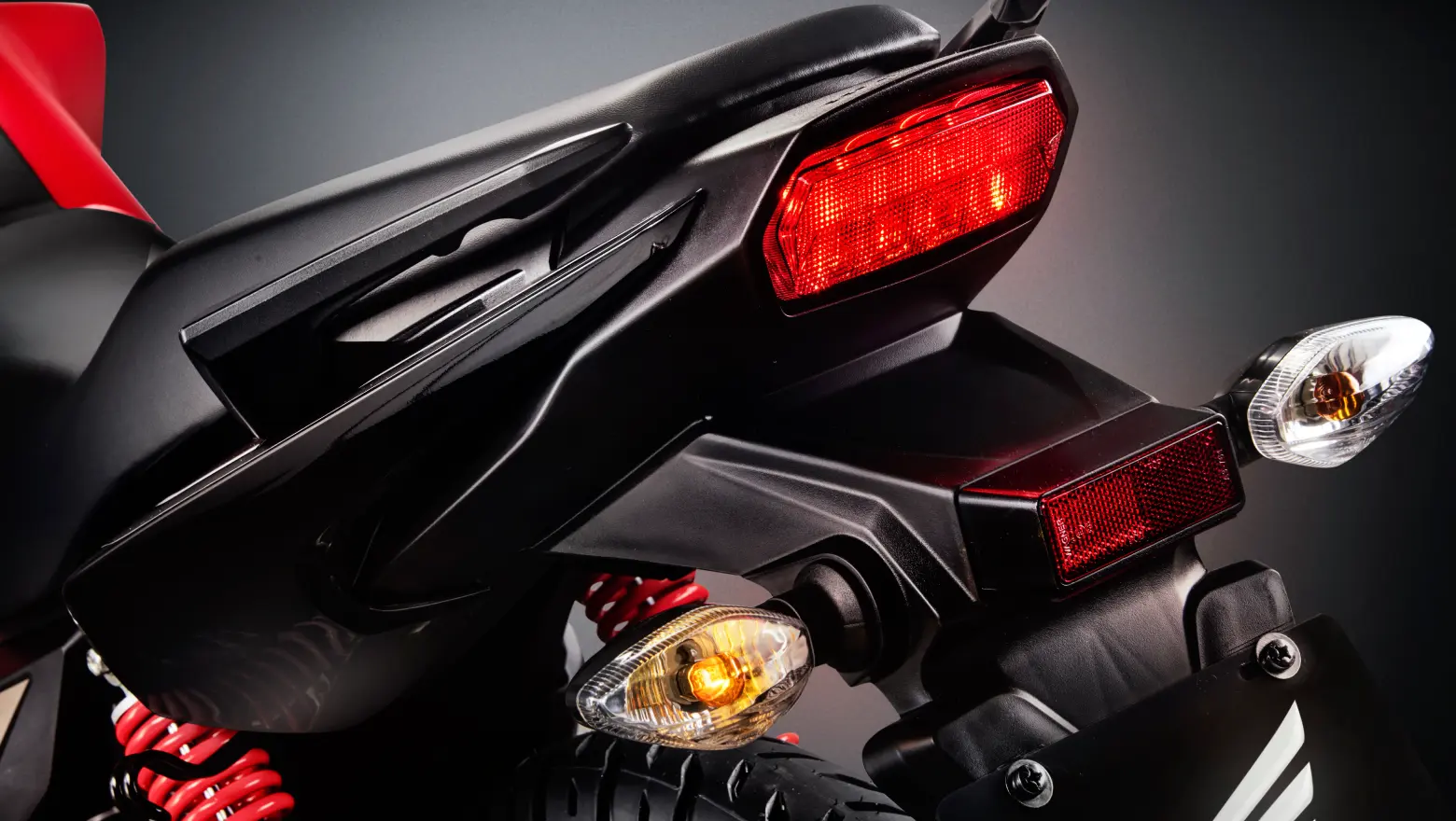 Visão traseira sinaleira da Moto Honda CG 50 anos