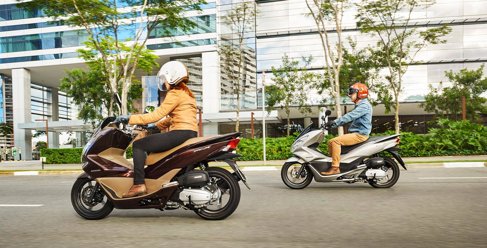 Pilotos andando com Moto PCX na Cidade