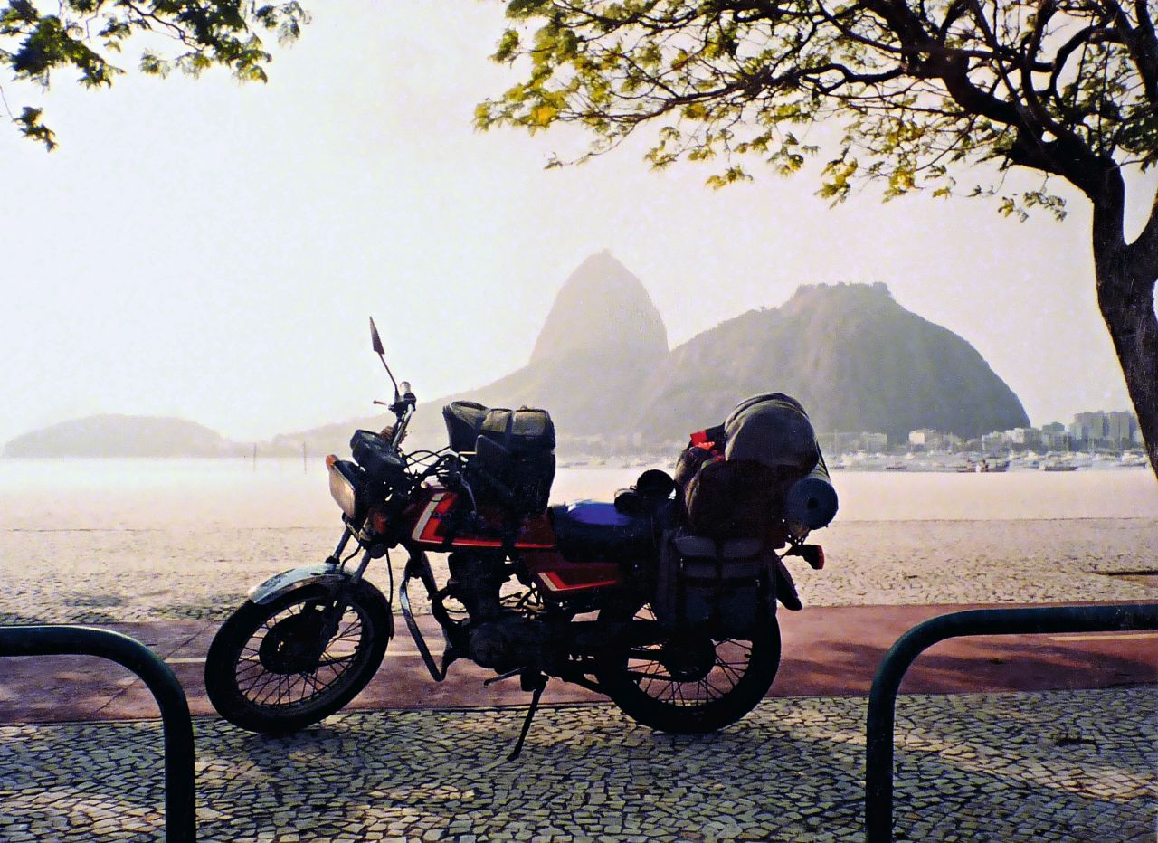 Moto CG 125 ML parada com bagagem em frente ao Pão de Açúcar no Rio de Janeiro