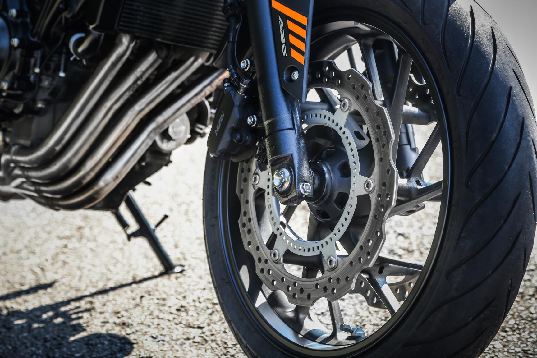 Roda da frente de moto Honda CB 650R com freio abs