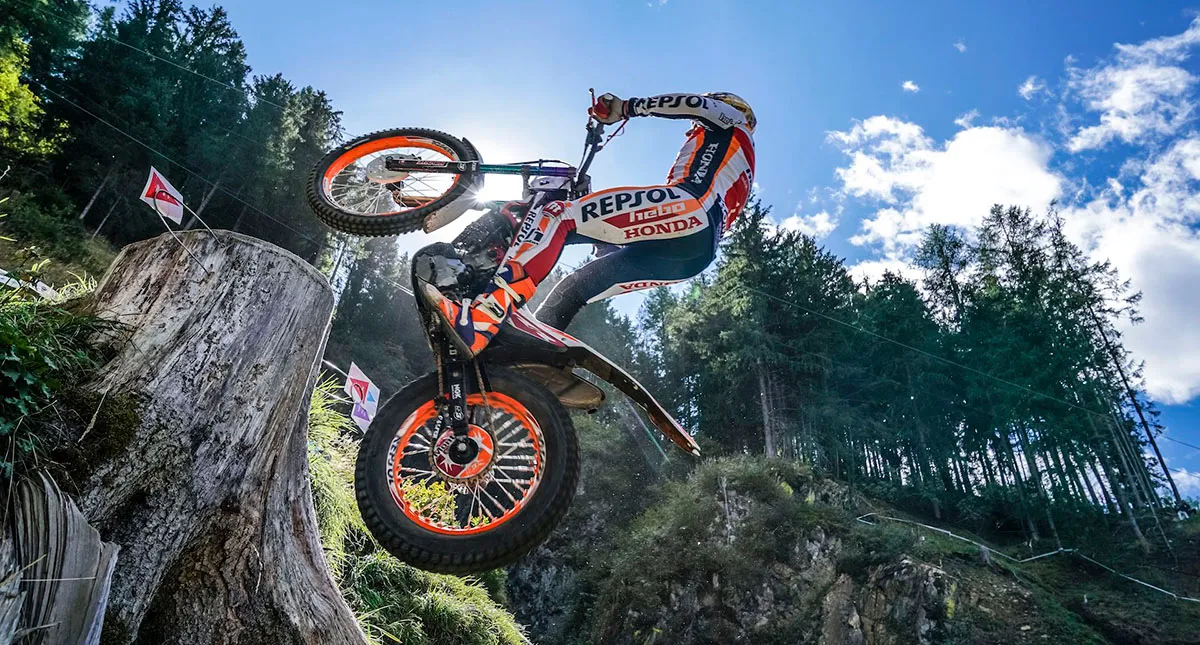 Piloto da Honda Toni Bou no mundial de trial