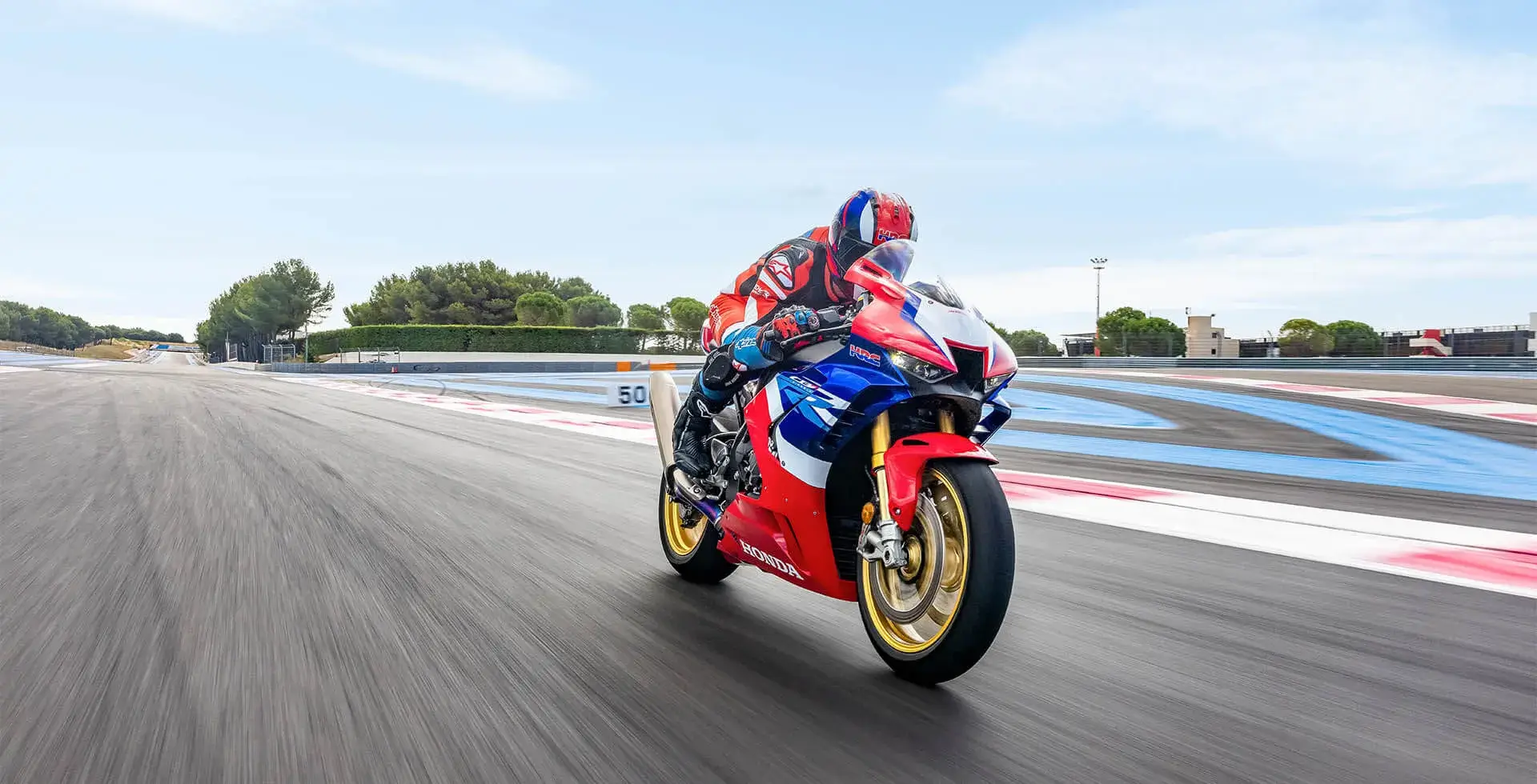Piloto Em Pista De Corrida Com A Moto Honda CBR 1000RR R Fireblade Vermelho Grand Prix