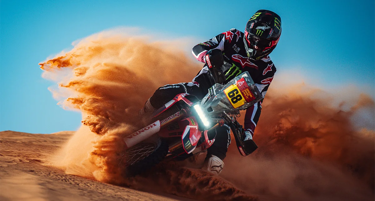 Grupo de pilotos de rally acelerando juntos