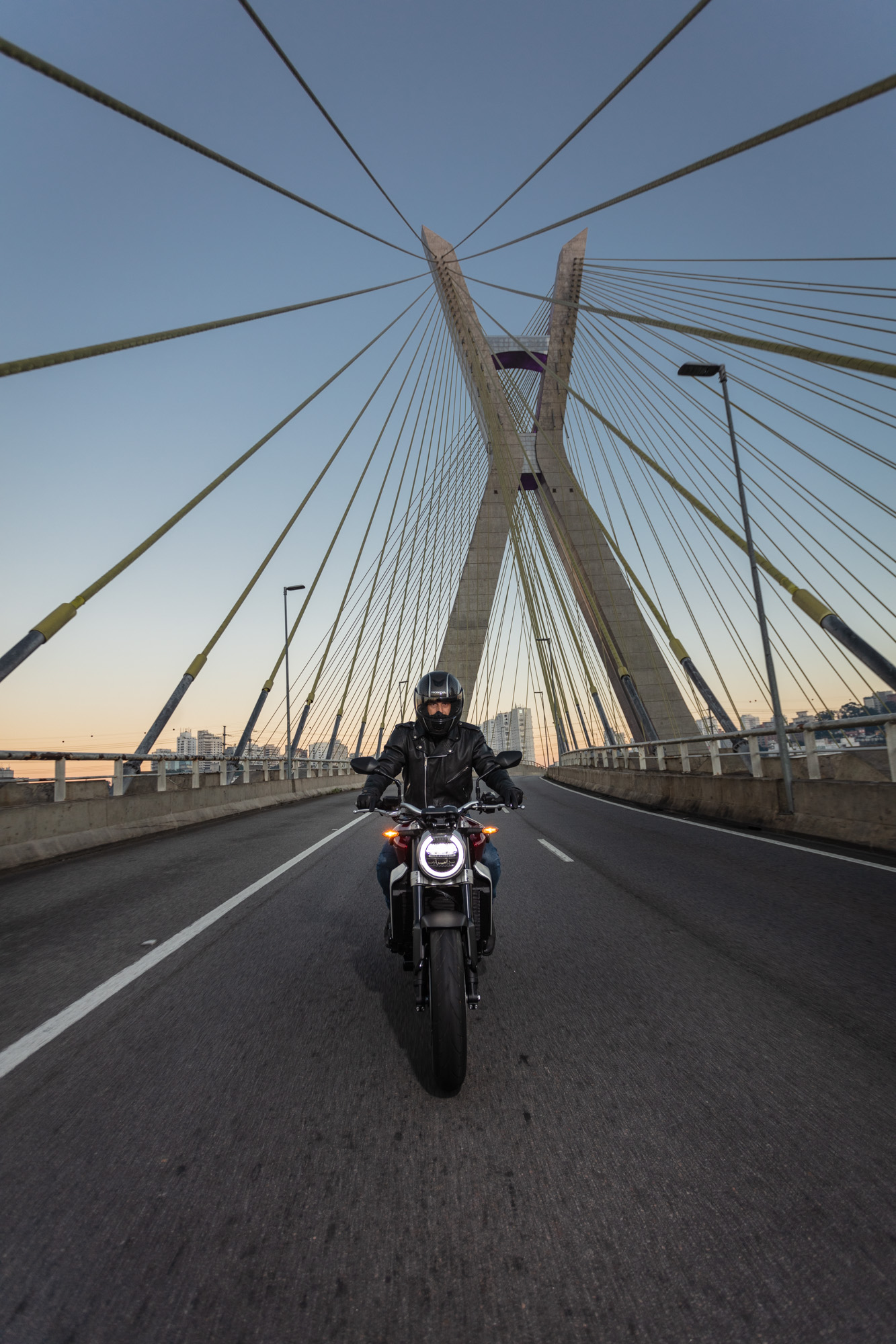 Moto para Viajar Honda andando na Ponte Estaiada