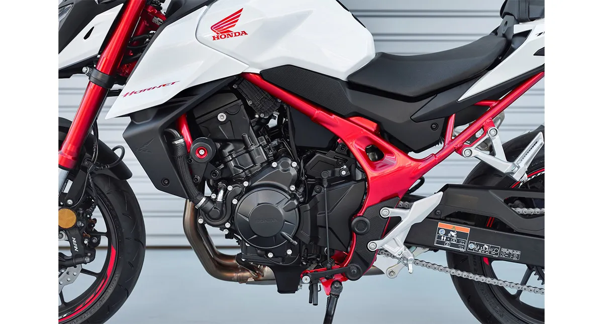 Detalhe do motor da nova moto Honda Hornet CB 750