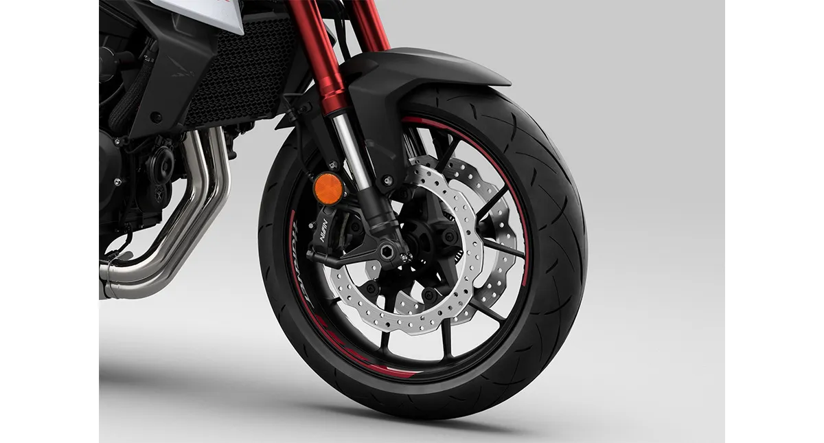 Vista lateral direita da roda da nova Honda Hornet CB 750