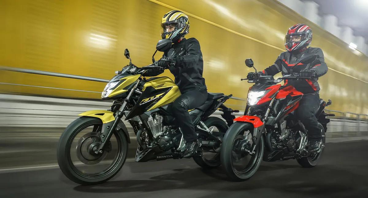 Dois pilotos em suas CB300F Twister, uma amarela e outra vermelha