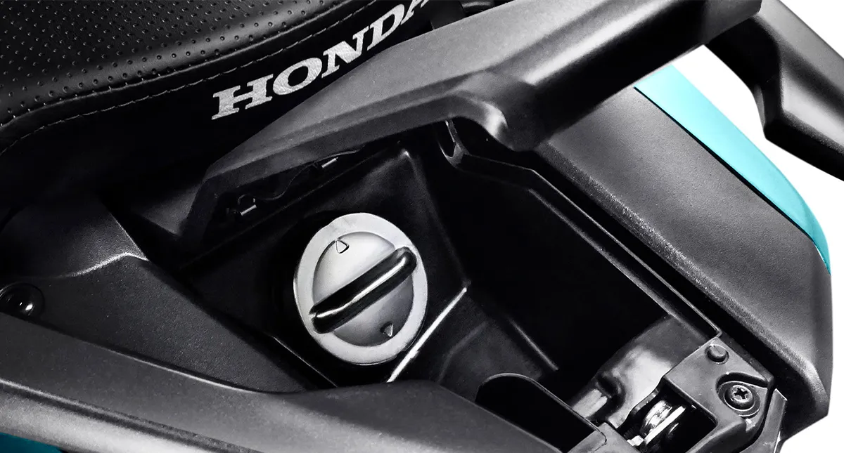 Detalhe do design da tampa de combustível externo da motocicleta Honda Elite 125 na cor Azul Metálico - Mystery Blue Metallic