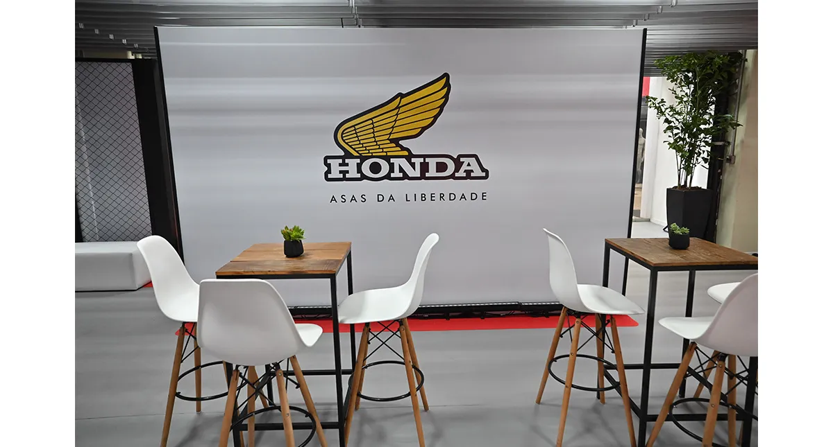 Ambiente interno da área vip da Honda com mesas e cadeiras