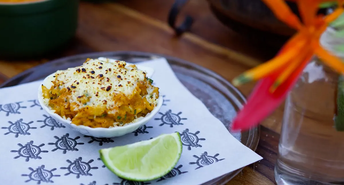 Prato de casquinha de siri acompanhado com uma fatia de limão