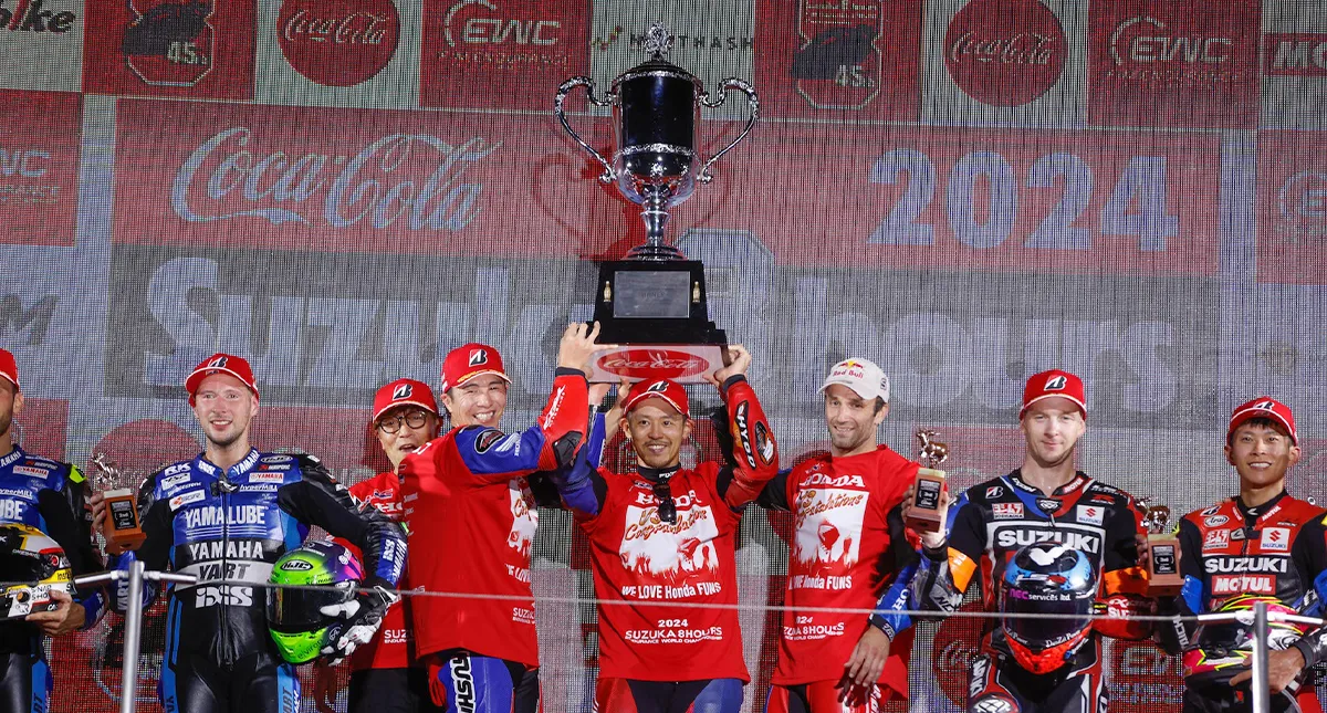 Pódio do EWC com com o trio de pilotos Takumi Takahashi, Teppei Nagoe e Johann Zarco segurando o troféu